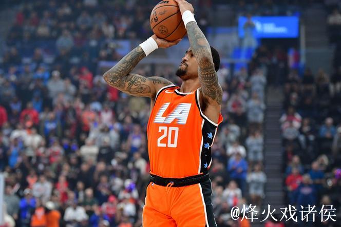 科林斯半场表现平稳:7投4中拿下8分2篮板1助攻1盖帽 科林斯半场表现平稳:7投4中拿下8分2篮板1助攻1盖帽